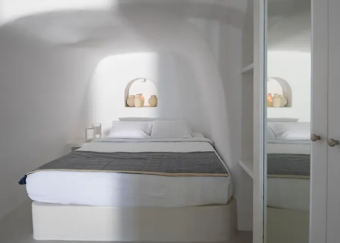 Lathouri Cave Villa Oia